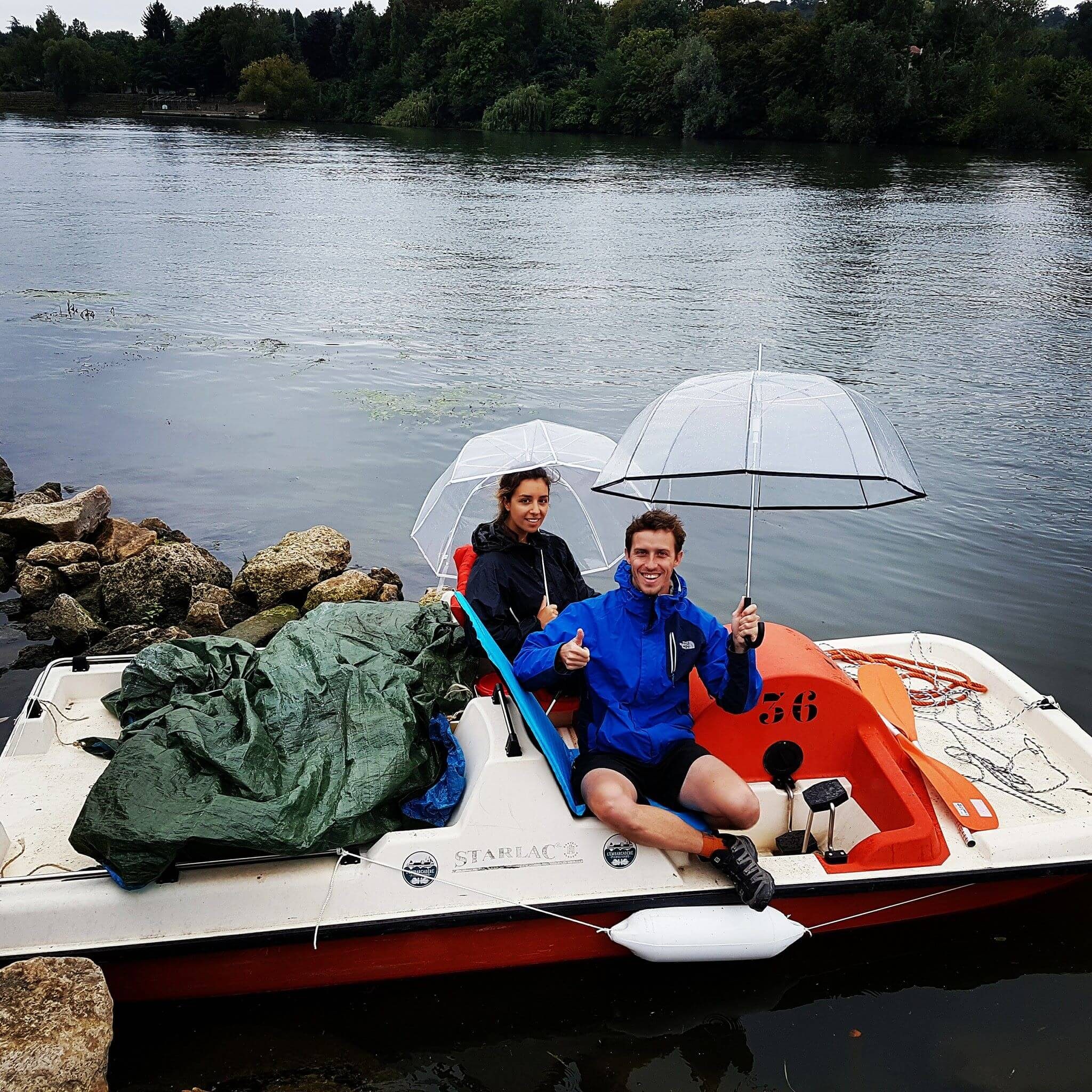 La Seine en pédalo sous la pluie