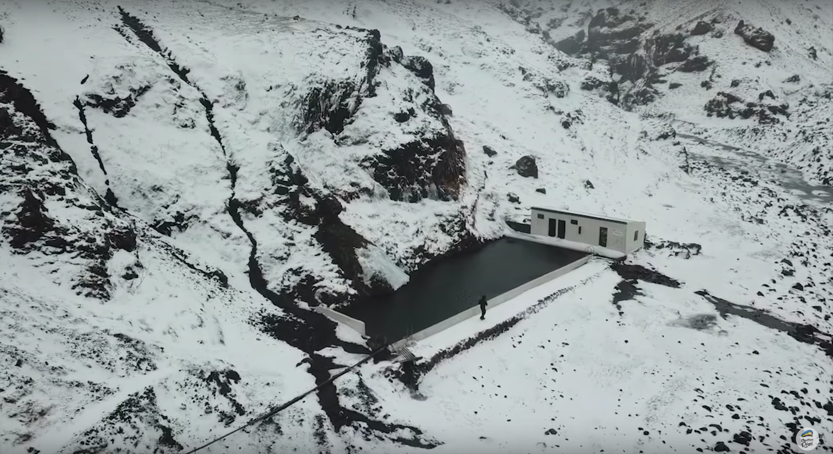 piscine de Seljavallalaug en hiver